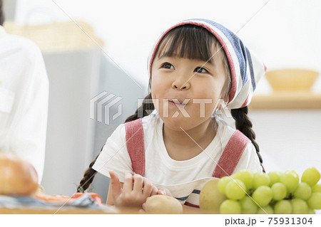 6歳の女の子　笑顔 75931304