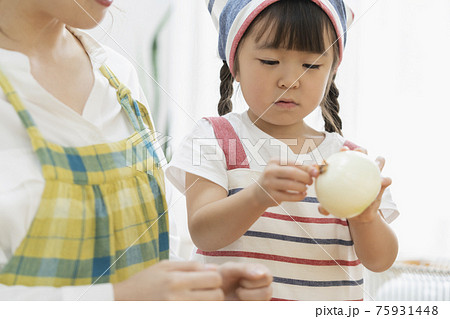 たまねぎの皮をむく女の子 料理のお手伝い イメージ たまねぎの皮をむく女の子 料理のお手伝い イメージ 75931448