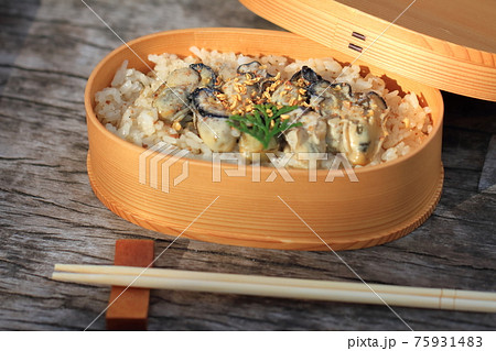 曲げわっぱに入った牡蠣ごはん弁当 曲げわっぱに入った牡蠣ごはん弁当 75931483
