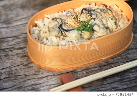 曲げわっぱに入った牡蠣ごはん弁当 曲げわっぱに入った牡蠣ごはん弁当 75931484