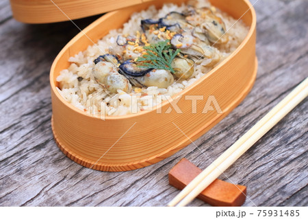 曲げわっぱに入った牡蠣ごはん弁当 曲げわっぱに入った牡蠣ごはん弁当 75931485