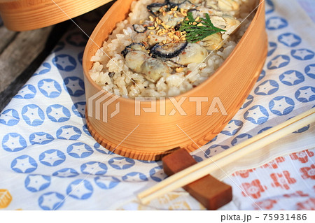 曲げわっぱに入った牡蠣ごはん弁当 曲げわっぱに入った牡蠣ごはん弁当 75931486