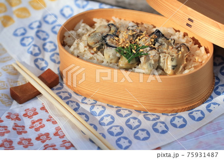 曲げわっぱに入った牡蠣ごはん弁当 曲げわっぱに入った牡蠣ごはん弁当 75931487