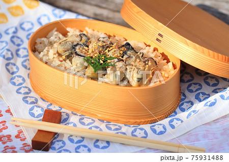 曲げわっぱに入った牡蠣ごはん弁当 曲げわっぱに入った牡蠣ごはん弁当 75931488