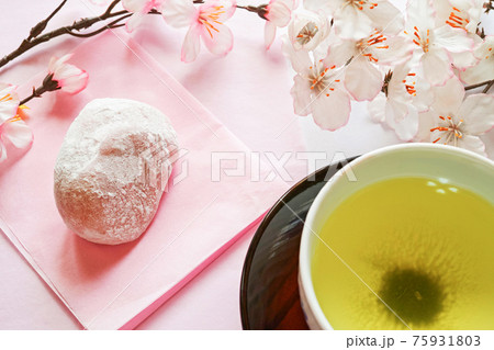 おいしそうな桜大福と日本茶。造花の桜の花。春の和菓子。 おいしそうな桜大福と日本茶。造花の桜の花。春の和菓子。 75931803