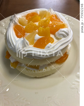 子供の手作りホールケーキ 75932246