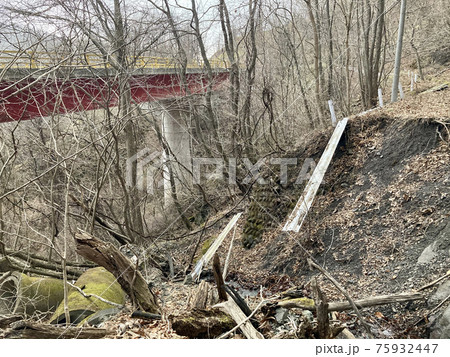 道路地滑り ガードレール 落ち葉 埋もれる 道路地滑り ガードレール 落ち葉 埋もれる 75932447