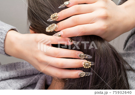 ネイルと後ろ髪 75932640