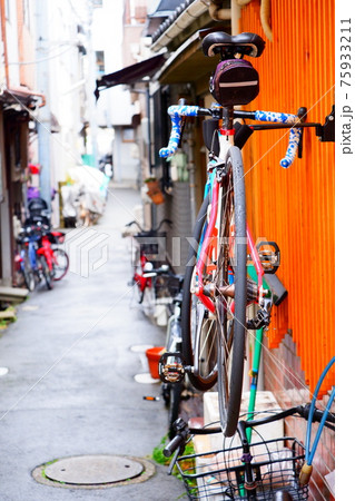 裏路地の自転車 裏路地の自転車 75933211