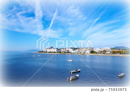 絵画風】しじみ漁の船が浮かぶ宍道湖の朝の風景 … 島根県 松江市（快晴