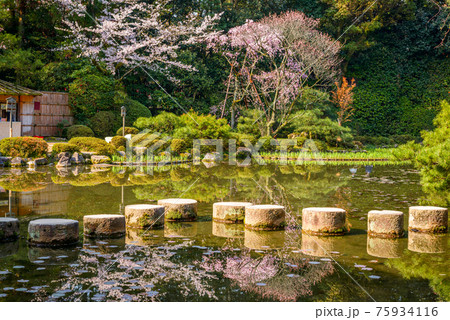 Stepping stones at Heian Shrine in Kyoto, Japan 75934116