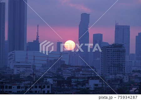 タイ王国バンコク都内で撮影した朝日、日の出 75934287