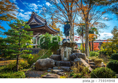 小丸山城址公園横の光徳寺庭園の紅葉、石川県七尾市、11月12日、日本 75934948