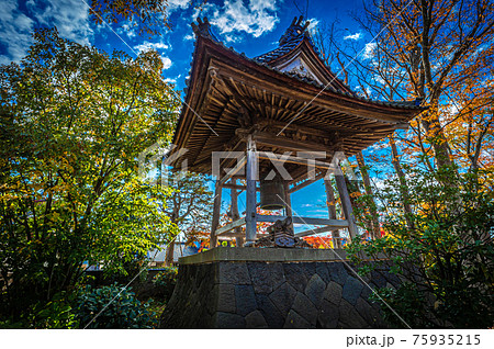 日本の風景、小丸山城址公園横の光徳寺庭園の釣り鐘、七尾市、11月12日地 75935215
