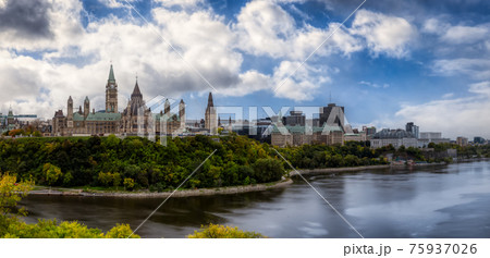 Panoramic view of Downtown Ottawa and the Parliament of Canada 75937026