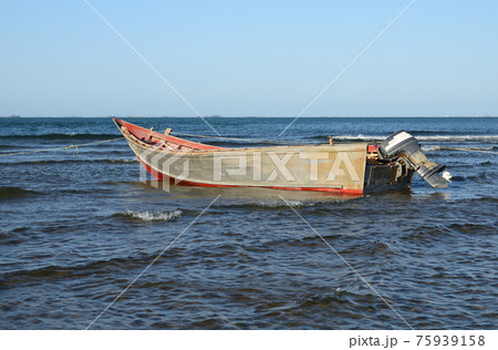 Old wooden boat by the sea Old wooden boat by the sea 75939158