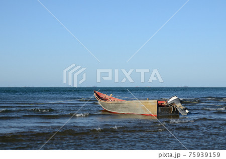 Old wooden boat by the sea Old wooden boat by the sea 75939159
