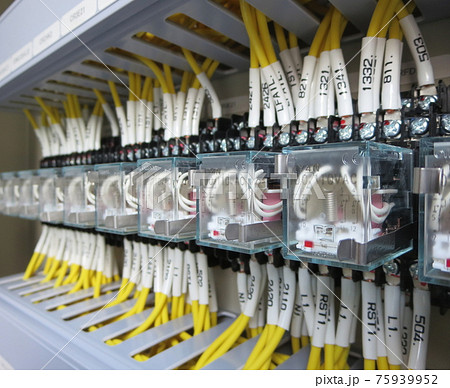 制御盤や操作盤の電子回路のリレー 75939952