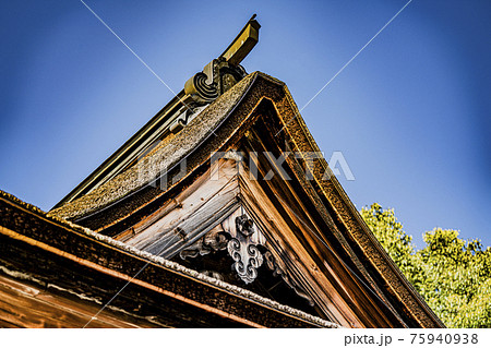 虎渓山永保寺国宝開山堂礼堂檜皮葺入母屋造り屋根 虎渓山永保寺国宝開山堂礼堂檜皮葺入母屋造り屋根 75940938