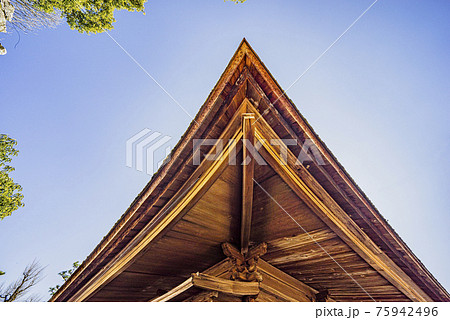 虎渓山永保寺国宝観音堂の檜皮葺き屋根 75942496