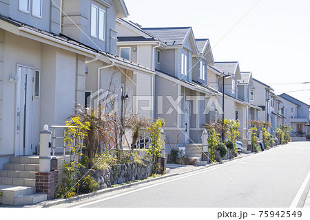 閑静な新興住宅街,新築二階建てのマイホーム, 75942549