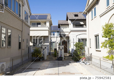 閑静な新興住宅街,新築二階建てのマイホーム, 75942581