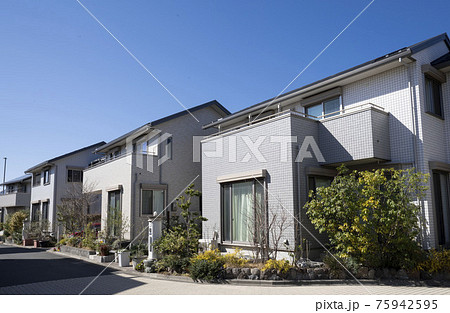 閑静な新興住宅街,新築二階建てのマイホーム, 75942595