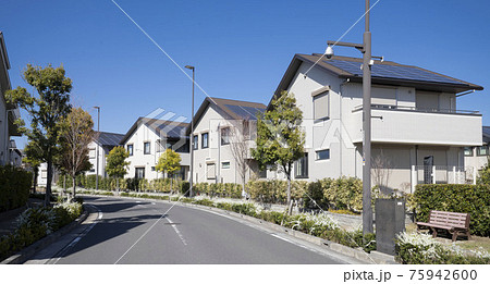 閑静な新興住宅街,新築二階建てのマイホーム, 75942600