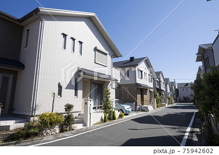 閑静な新興住宅街,新築二階建てのマイホーム, 75942602