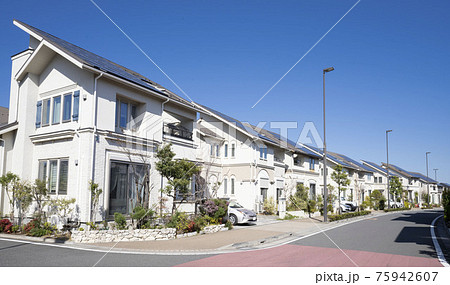 閑静な新興住宅街,新築二階建てのマイホーム, 75942607