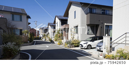 閑静な新興住宅街,新築二階建てのマイホーム, 75942650