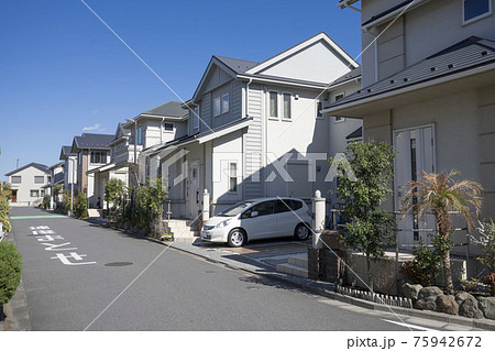 閑静な新興住宅街,新築二階建てのマイホーム, 75942672