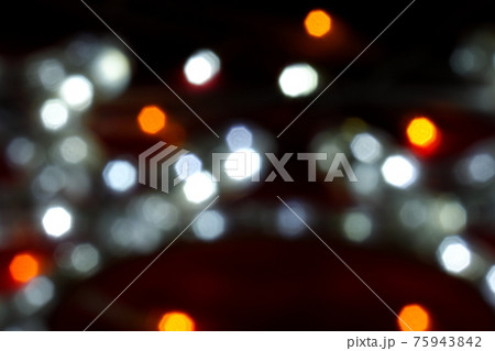 白とオレンジの玉ボケ 75943842