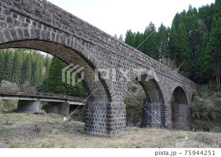 大分県に現存する明生井路第一拱石橋（六連水路橋） 75944251