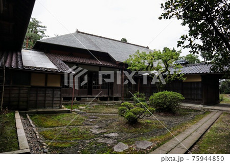 日本の古民家と庭の風景 新潟県新潟市 笹川邸の写真素材
