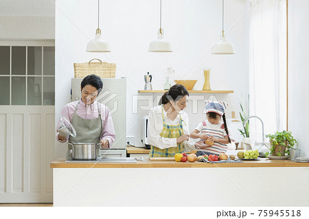 料理をする親子 若い家族 キッチン イメージ 料理をする親子 若い家族 キッチン イメージ 75945518