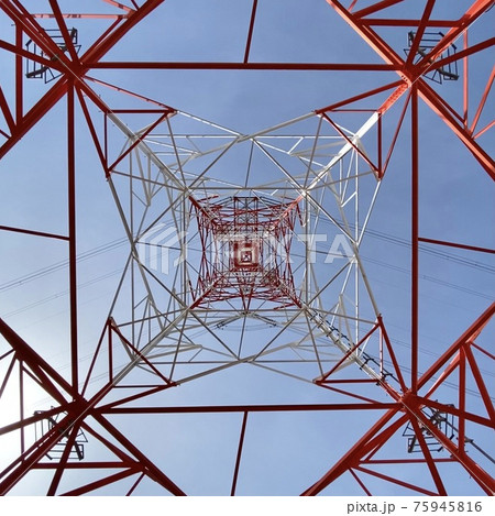 真下から見上げた紅白塗装の送電鉄塔 75945816