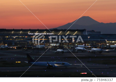 夕焼けの富士と羽田空港 75946337
