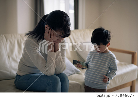子育てに疲れる母親 育児ストレスを感じる女性イメージの写真素材