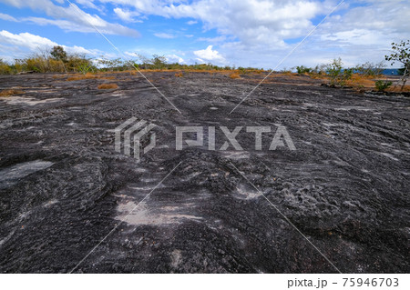 タイ東北地方パーテムの溶岩の丘 75946703