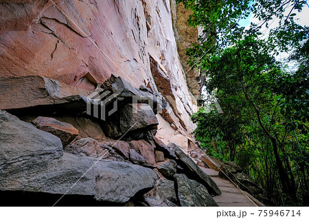 タイ東北地方パーテムの断崖下のハイキングコース 75946714