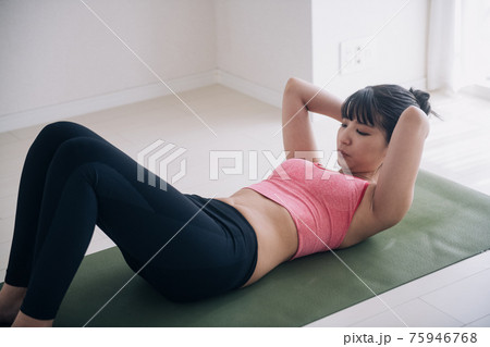 筋トレ・腹筋・ダイエットをする女性イメージ 75946768