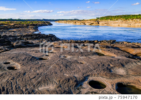 タイ東北地方サンパンボークとメコン川 75947170