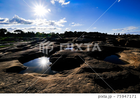 タイ東北地方サンパンボークで水面反射する太陽 75947171