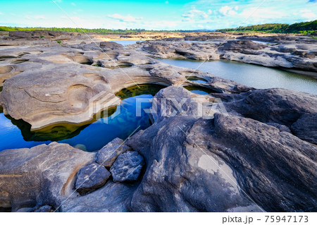 タイ東北地方サンパンボークの景観 タイ東北地方サンパンボークの景観 75947173