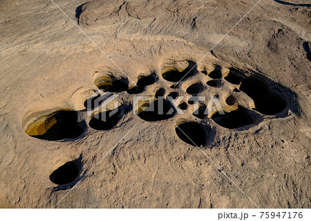 タイ東北地方サンパンボークの穴 75947176