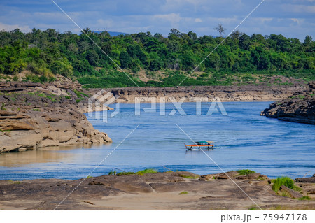 タイ東北地方サンパンボークの観光船とメコン川 75947178