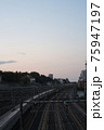 線路と電車 75947197