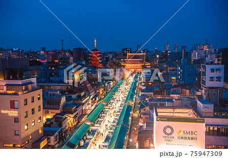 日本の東京都市景観 解除(緊急事態宣言再延長解除)で賑わいが戻った浅草寺は桜も満開=3月27日 日本の東京都市景観 解除(緊急事態宣言再延長解除)で賑わいが戻った浅草寺は桜も満開=3月27日 75947309