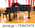式典演奏前のピアノ 75947479